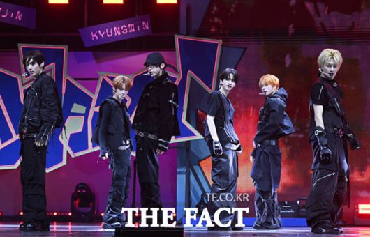 [더팩트ㅣ이새롬 기자] 그룹 TWS(투어스)가 13일 오후 서울 광진구 예스24 라이브홀에서 열린 미니4집 'play hard(플레이 하드)' 미디어 쇼케이스에서 수록곡 '헤드 숄더스 니스 토스' 무대를 선보이고 있다.