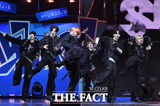 [더팩트ㅣ이새롬 기자] 그룹 TWS(투어스)가 13일 오후 서울 광진구 예스24 라이브홀에서 열린 미니4집 'play hard(플레이 하드)' 미디어 쇼케이스에서 수록곡 '헤드 숄더스 니스 토스' 무대를 선보이고 있다.