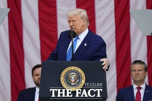 강경책 후 유화 메시지를 내는 트럼프 대통령의 행보를 두고 '타코(TACO·Trump Always Chickens Out)'라고 비난하는 목소리가 나온다. 사진은 도널드 트럼프 미국 대통령이 지난 5월 26일(현지시간) 버지니아주 알링턴 국립묘지에서 열린 제157회 메모리얼 데이(현충일) 추념식에 참석해 연설하는 모습. /AP.뉴시스