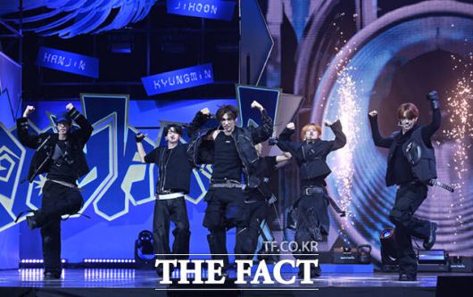 [더팩트ㅣ이새롬 기자] 그룹 TWS(투어스)가 13일 오후 서울 광진구 예스24 라이브홀에서 열린 미니4집 'play hard(플레이 하드)' 미디어 쇼케이스에서 수록곡 '헤드 숄더스 니스 토스' 무대를 선보이고 있다.