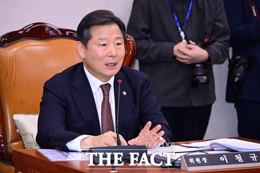 김주홍 한국자동차모빌리티산업협회 전무는 13일 오후 국회 산업통상자원중소벤처기업위원회의 산업통상부 대상 국정감사에 참고인으로 출석했다. 이철규 산자위 위원장이 질의하는 모습. /남윤호 기자