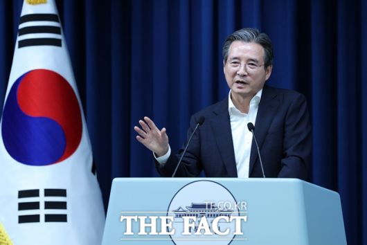김용범 대통령실 정책실장은 14일 추가 부동산 대책 발표를 예고하며 "부동산 시장에 대한 감독조직을 새로 만드는 방안도 (포함될 것)"이라고 밝혔다. 김 실장이 7월 31일 오전 용산 대통령실에서 관세협상 타결 관련 브리핑을 열고 질문에 답하고 있다. /뉴시스