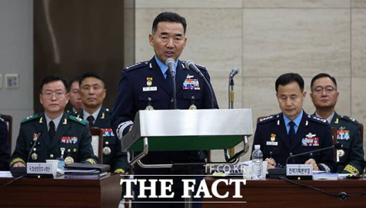 진영승 합동참모본부 의장(가운데)이 14일 오전 서울 용산구 합동참모본부에서 열린 국회 국방위원회 국정감사에 참석해 업무보고를 하고 있다. / 국회사진기자단