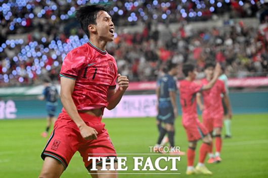 선제골 넣고 기뻐하는 엄지성.