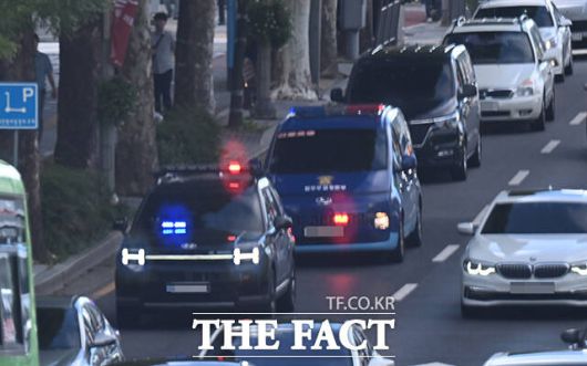 15일 오전 윤석열 전 대통령을 태운 호송차량이 내란 특검 사무실이 마련된 서울 서초구 서울고등검찰청 청사로 이동하고 있다. /이새롬 기자