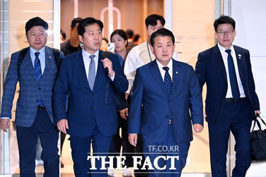 김병주 더불어민주당 최고위원을 단장으로 한 재외국민안전대책단이 15일 오후 인천국제공항을 통해 캄보디아로 출국하고 있다. 왼쪽부터 홍기원, 황명선, 김병주, 임호선 의원. /인천국제공항=남용희 기자