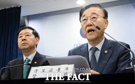 '10·15 부동산 대책'은 이재명 정부 출범 후 4개월 만에 3번째로 내놓은 부동산 대책이다. 사진은 부동산 대책 발표하는 김윤덕(오른쪽) 국토교통부 장관이다. /임영무 기자