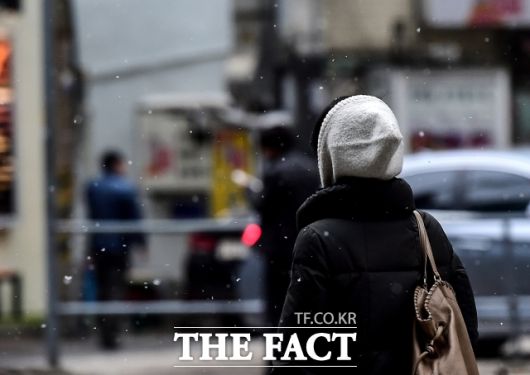 이번 주말까지 비가 예보된 가운데 오는 20일에는 올 들어 가장 추운 날씨를 보이겠다. 이날 강원 산지에는 첫 서리, 첫 눈이 예보됐다./ 더팩트DB