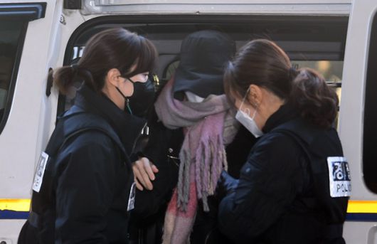 이번주에는 최근 캄보디아에서 한국인을 겨냥한 납치·감금 사건이 잇따르면서 연예계로까지 논란이 번졌다. 사진은 마약 투약 혐의로 경찰 수사를 받은 뒤 서울 서부지방지법 영장실질심사에 출석하고 있다. /더팩트 DB