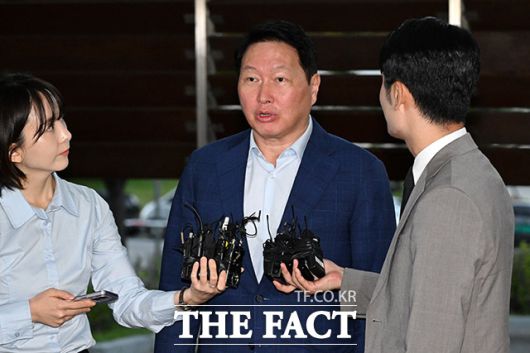 최태원 SK그룹 회장이 16일 오후 서울 김포비즈니스항공센터에서 미국으로 출국하며 취재진의 질문에 답하고 있다. /김포국제공항=남용희 기자