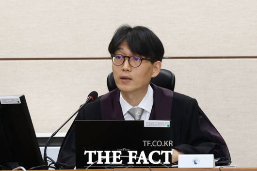 류경진 부장판사가 17일 서울 서초구 서울중앙지법에서 열린 이상민 전 행안부 장관 언론사 단전·단수, 위증, 내란중요임무종사 등 사건 첫 재판을 심리하고 있다. 2025.10.17. 사진공동취재단