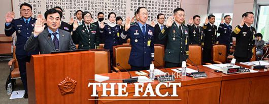 안규백 국방부 장관(왼쪽) 등이 17일 오후 서울 여의도 국회에서 열린 법제사법위원회의 군사법원 등에 대한 국정감사에 출석해 증인 선서를 하고 있다. /국회=남윤호 기자