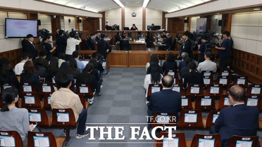 류경진 부장판사가 17일 서울 서초구 서울중앙지법에서 열린 이상민 전 행안부 장관 언론사 단전·단수, 위증, 내란중요임무종사 등 사건 첫 재판을 심리하고 있다. 2025.10.17. 사진공동취재단