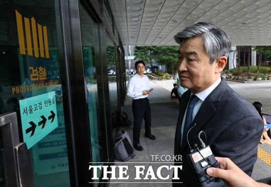 조태용 전 국정원장이 17일 내란 사건을 수사하는 조은석 특별검사팀 사무실에 피의자 신분으로 출석하고 있다. /뉴시스