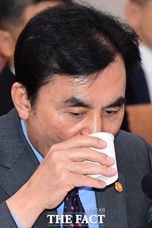 물 마시는 안규백 장관.