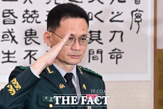 서성훈 중앙지역군사법원장이 경례하고 있다.