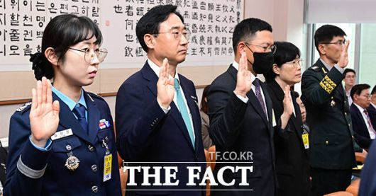 왼쪽부터 김민정 공군 중령, 신범철 전 국방부 차관, 염보현 육군 소령, 유재은 전 국방부 법무관리관, 임기훈 전 국방비서관(왼쪽부터)이 증인 출석해 선서하고 있다.