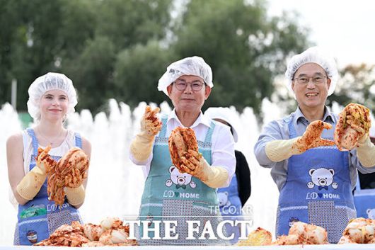 제18회 마포나루 새우젓축제가 17일 오후 서울 마포구 월드컵공원 평화광장 일대에서 열린 가운데 박강수 마포구청장(가운데)이 외국인들과 함께 김치 담그기 체험을 하고 있다. /서예원 기자