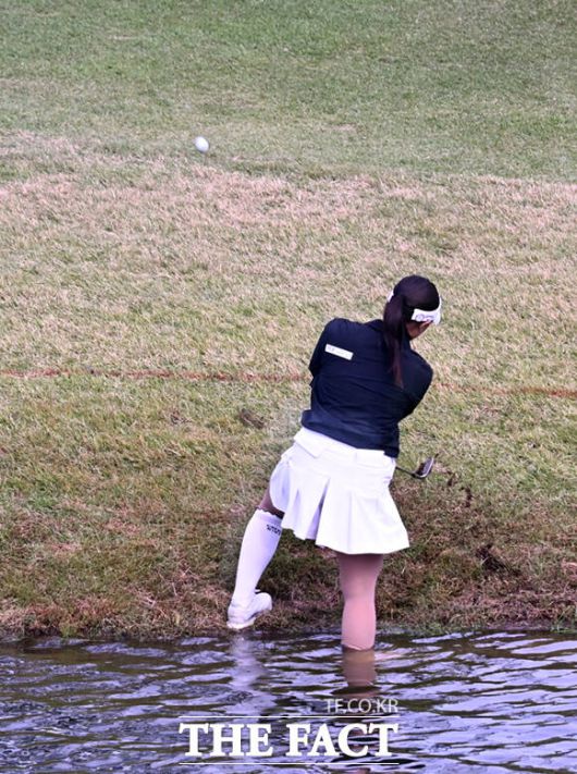 강채연이 17일 경기 양주 레이크우드CC에서 열린 KLPGA(한국여자프로골프)투어 '상상인·한경 와우넷 오픈 2025' 2라운드 경기에 참가해 18번홀에서 해저드 인근에 안착한 볼을 쳐내고 있다. /양주=이새롬 기자