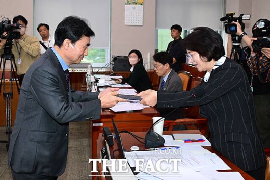 추미애 위원장(오른쪽)에게 선서문 제출하는 안규백 장관.