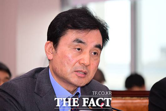 질의 답변하는 안규백 장관.