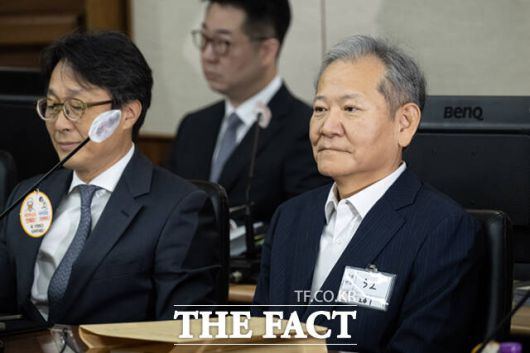 이상민 전 행정안전부 장관이 17일 서울 서초구 서울중앙지법에서 열린 내란 중요임무 종사 등 혐의 첫 공판기일에 출석해 피고인석에 앉아 있다. 2025.10.17 사진공동취재단