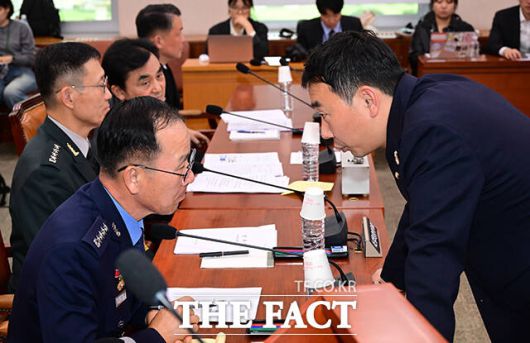 김용민 더불어민주당 의원(오른쪽)과 손석락 공군참모총장이 국정감사를 앞두고 이야기 하고 있다.