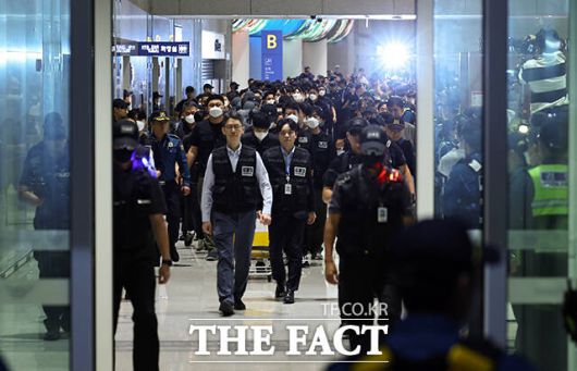 캄보디아 온라인 사기에 가담해 구금된 한국인들이 18일 오전 인천국제공항을 통해 송환되고 있다. /인천국제공항=장윤석 기자