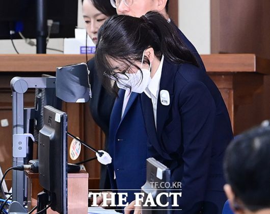 윤석열 전 대통령의 배우자 김건희 여사가 9월24일 서울 서초동 서울중앙지법에서 열린 김 여사의 특정범죄가중처벌법상 알선수재 및 자본시장법·정치자금법 위반 등 사건 첫 재판에 출석하고 있다. <2025. 09.24 사진공동취재단>