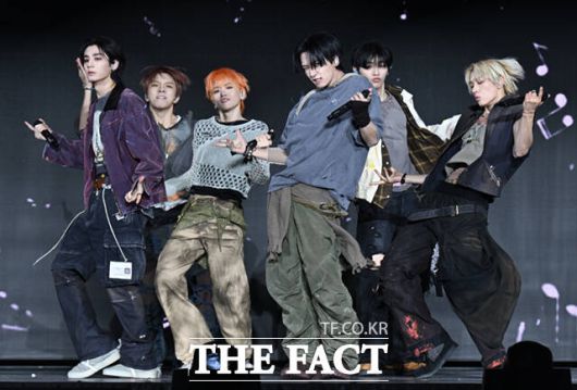 그룹 보이넥스트도어가 20일 오후 서울 강서구 KBS 아레나에서 열린 미니 5집 '디 액션(The Action)' 미디어 쇼케이스에 참석해 타이틀곡 '할리우드 액션' 무대를 선보이고 있다. /이새롬 기자