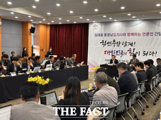 기자들과 간담회를 갖고 있는 김태흠 충남도지사와 김돈곤 청양군수. /청양군