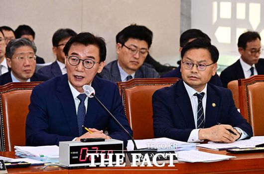 전재수 해양수산부 장관이 15일 오전 서울 여의도 국회 농림축산식품해양수산위원회에서 열린 해양수산부에 대한 국정감사에 출석해 질의에 답변을 하고 있다. /국회=배정한 기자