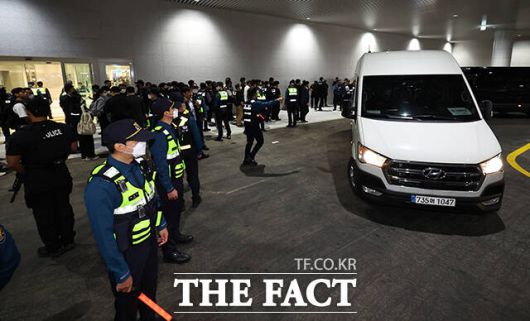 캄보디아 온라인 사기에 가담해 구금된 한국인들이 18일 오전 인천국제공항을 통해 송환되고 있다. /인천국제공항=장윤석 기자