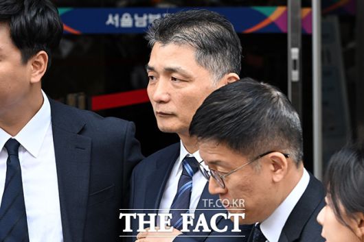 21일 오전 서울 양천구 서울남부지방법원에서 열린 선고공판에서 SM엔터테인먼트 시세를 조종한 혐의로 기소된 카카오 창업자 김범수 경영쇄신위원장이 무죄를 선고 받은 뒤 이동하고 있다. /남용희 기자