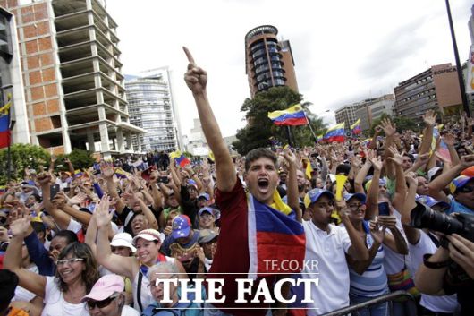 트럼프 대통령은 좌파 정권이 집권하는 베네수엘라와 콜롬비아에 제재를 가하고, 우파 정권이 집권 중인 아르헨티나와 엘살바도르에는 지원을 아끼지 않고 있다. 사진은 지난 2019년 1월 23일(현지시간) 베네수엘라 수도 카라카스에서 니콜라스 마두로 대통령의 퇴진을 요구하는 반정부 시위대가 시위를 벌이는 모습. /AP.뉴시스