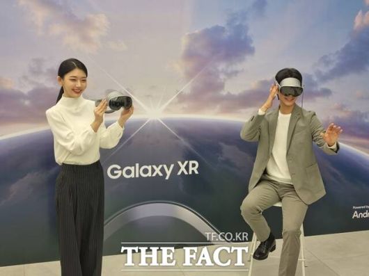 삼성전자 모델이 '갤럭시XR'을 소개하고 있다. /이성락 기자