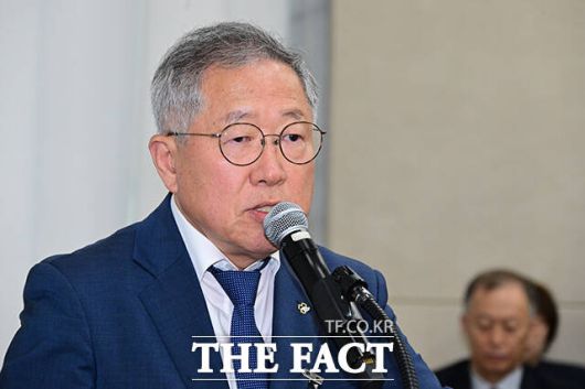 지방의료원 적자·인력난 문제가 22일 국감에서 제기됐다. 윤석열 정부에서 대한적십자사가 코로나19 확산에 영향을 미친 신천지에 수십차례 표창장을 수여한 데 대해 질타가 쏟아졌다. 윤석열 전 대통령 대선캠프 공동후원회장 출신 김철수 적십자사 회장은 비상계엄이 옳다고 생각하느냐는 질의에 답변을 거부했다. 이날 김영완 전국지방의료원연합회장이 서울 여의도 국회에서 열린 보건복지위원회의 한국보건산업진흥원 등 국정감사에 출석해 질의 답변하고 있다. /남윤호 기자