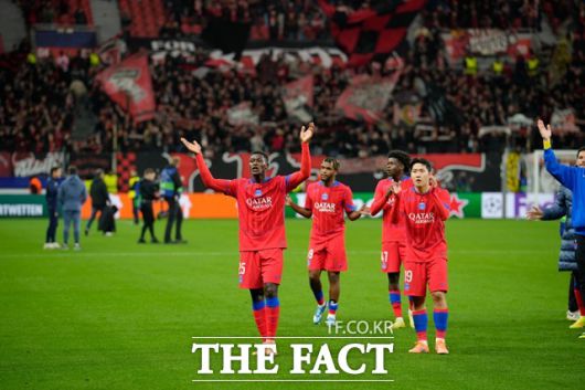 PSG의 이강인(맨 오른쪽)이 22일 2025~2026 UCL 리그 페이즈 3차전 레버쿠젠 원정경기에 후반 18분 교체멤버로 나서 7-2 대승의 기쁨을 동료들과 함께하고 있다/레버쿠젠(독일)=AP.뉴시스