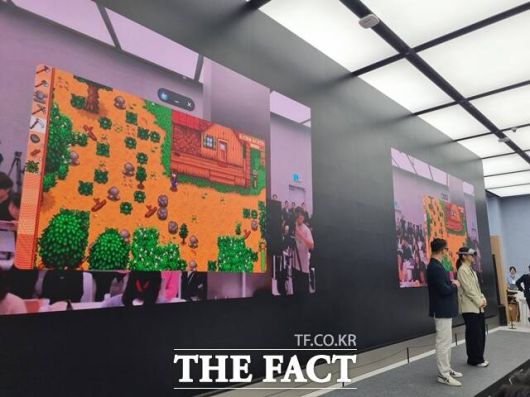 '갤럭시XR'을 통해 게임을 시연하고 있다. /이성락 기자