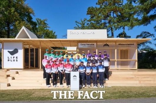 한화라이프플러스 인터내셔널크라운 공식 포토콜 행사에서 참가 선수 전원이 모여 선전을 다짐하고 있다 가운데 줄 오른쪽 4명이 한국선수단./LPGA