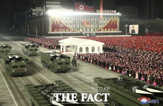 2021년 1월 15일 북한 평양에서 열린 야간 열병식에 신형 잠수함발사탄도미사일 SLBM 등 전략·전술 무기들이 등장했다. /뉴시스