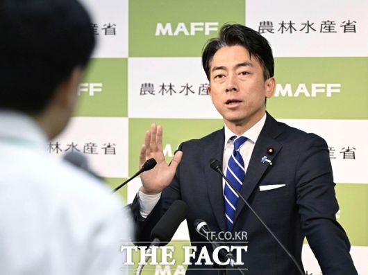 고이즈미 신지로 신임 일본 방위상도 야스쿠니 신사를 참배해 온 것으로 알려져 있다. /AP.뉴시스