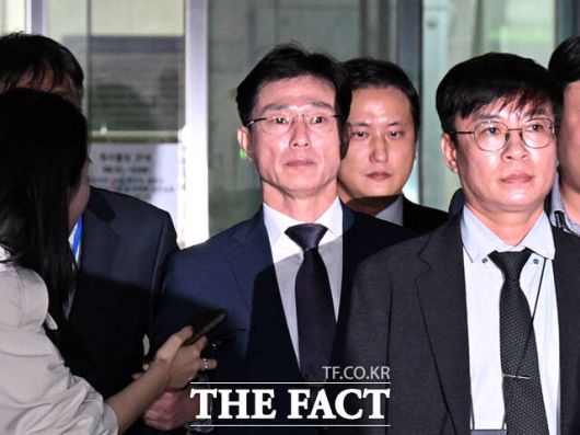 [더팩트ㅣ이새롬 기자] 해병 순직사건 수사 외압 주요 피의자 임성근 전 해병대 1사단장이 23일 오후 서울 서초구 서울중앙지방법원에서 열린 구속 전 피의자 심문(영장실질심사)을 마친 뒤 법원을 나서고 있다.