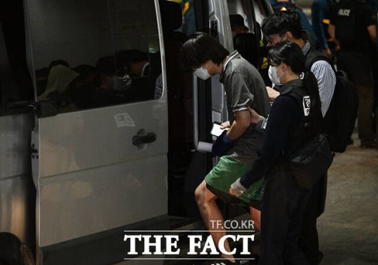 스캠에 가담해 캄보디아에 구금됐던 한국인들이 지난 18일 인천국제공항을 통해 송환되고 있다. /인천국제공항=장윤석 기자