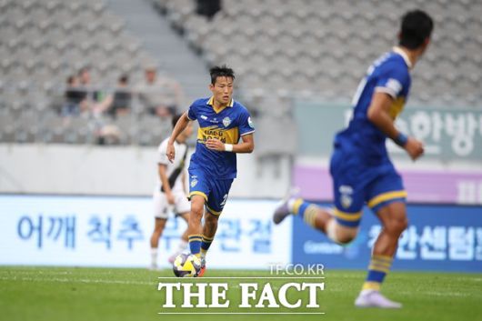 프로의 자존심을 지키기 위해 끝까지 최선을 다하고 있는 충남아산 선수들./K리그