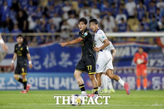 K리그2 정규라운드가 막바지로 치달으면서 순위 경쟁이 뜨겁게 달아오르고 있는 가운데 2위 수원과 4위 전남이 25일 맞대결을 펼쳐 관심을 모은다./K리그