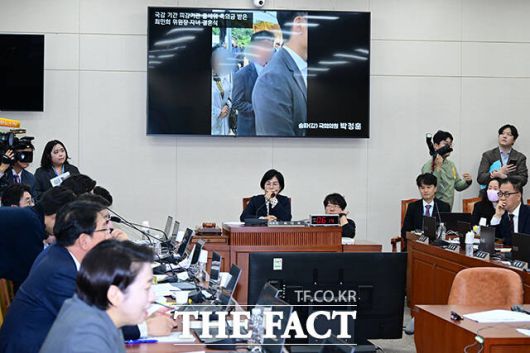 박정훈 국민의힘 의원은 지난 20일 국회에서 열린 과학기술정보방송통신위원회의 방송미디어통신위원회 등에 대한 국정감사에서 최민희 위원장의 딸 결혼과 관련해 지적했다. /남윤호 기자