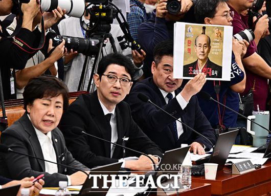2025년도 국정감사가 반환점을 돌아 막바지를 향하고 있다. 하지만 정부 정책에 대한 건설적 점검과 민생 논의보다 국회의원들의 막말과 무리수만 부각되고 있다는 지적이다. 최혁진 무소속 의원(오른쪽)이 지난 13일 국회 법제사법위원회에서 열린 대법원에 대한 국정감사에서 조희대 대법원장과 도요토미 히데요시를 합성한 사진을 들어보이고 있다. /배정한 기자