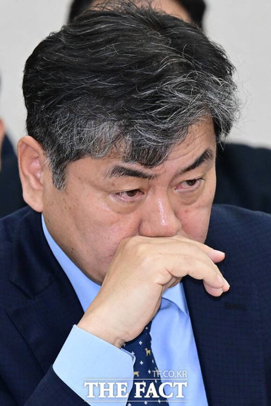 질의 자료 바라보는 이인재 인천대학교 총장.