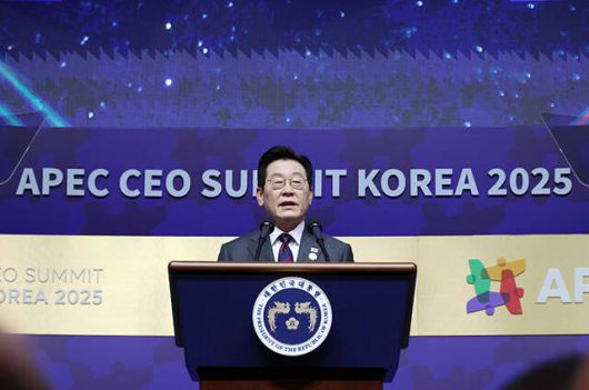 이재명 대통령이 29일 오전 경북 경주시 경주예술의전당에서 열린 'APEC CEO(최고경영자) 서밋'에 참석해 특별연설을 하고 있다. /APEC 2025 KOREA 제공